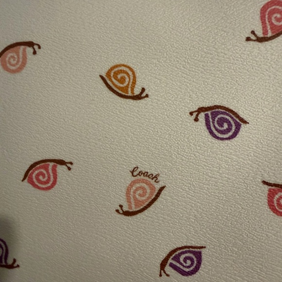 Coach Women’s Gallery Tote Bag Chalk With Snail 🐌 Print. Hard to find. - Picture 9 of 12